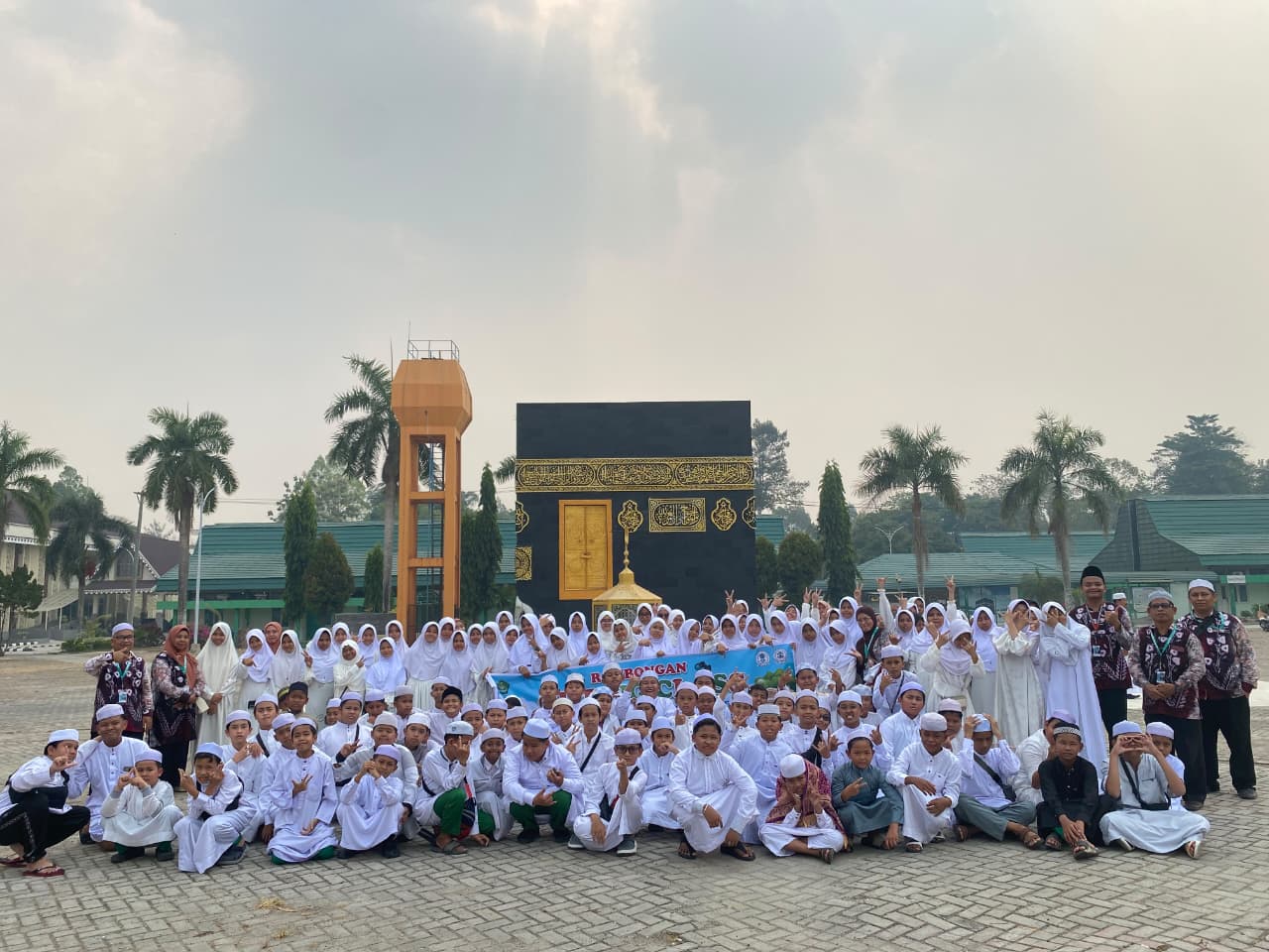 Lantunan Talbiyah di Banjarbaru: Siswa MIN 7 Tapin Dalami Fiqih Haji Lewat Outing Class Religius
